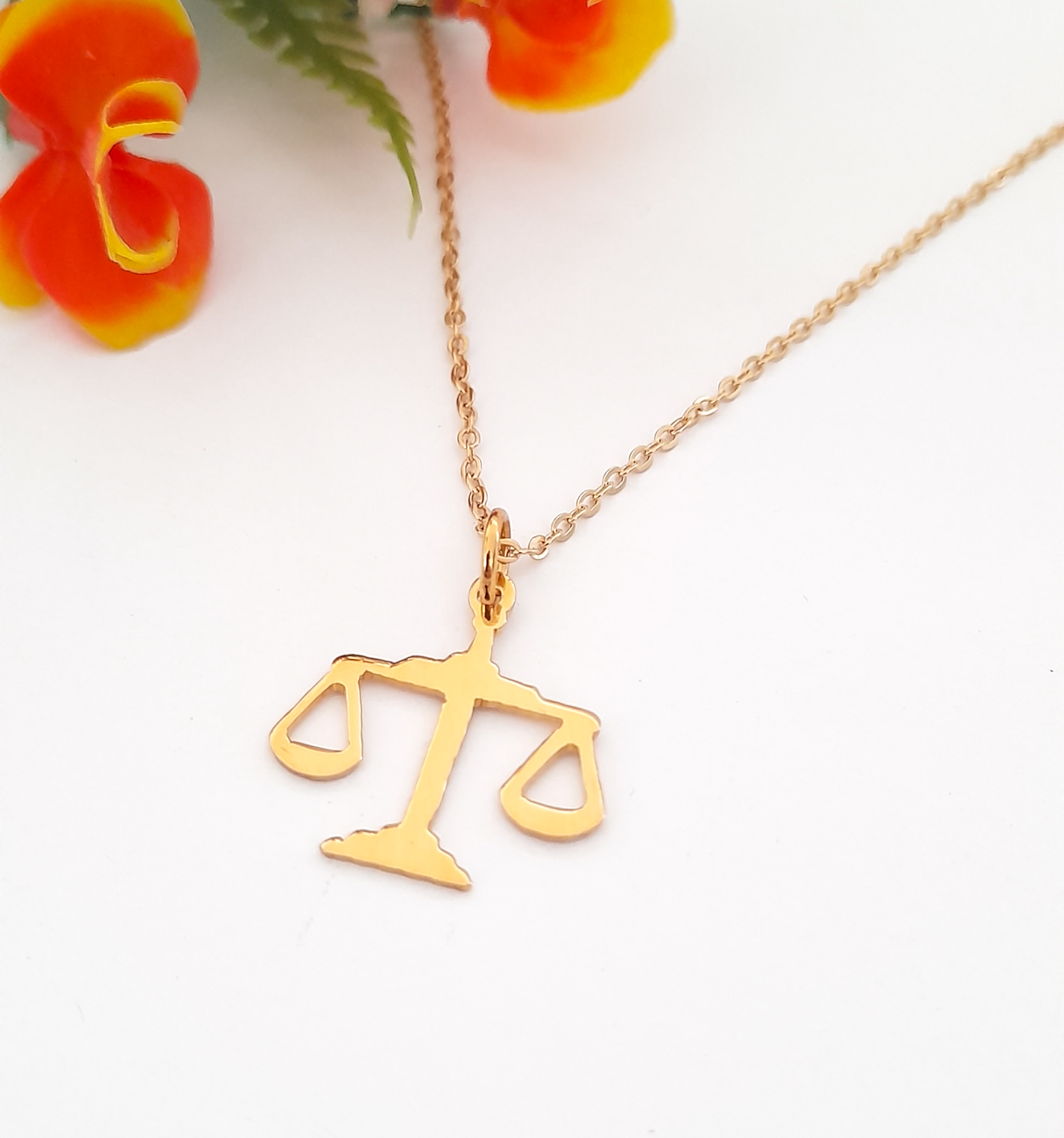 Collar Balanza Abogados En Chapa De Oro 18 Kilates Calidad Premium