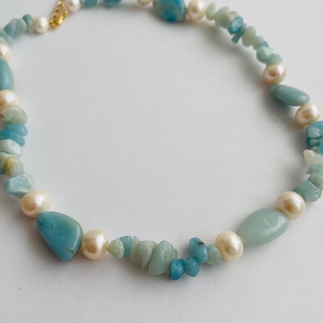 Conjunto aretes y Collar Piedra Amazonita- Baño de oro- Dorado- Piedras naturales y perla