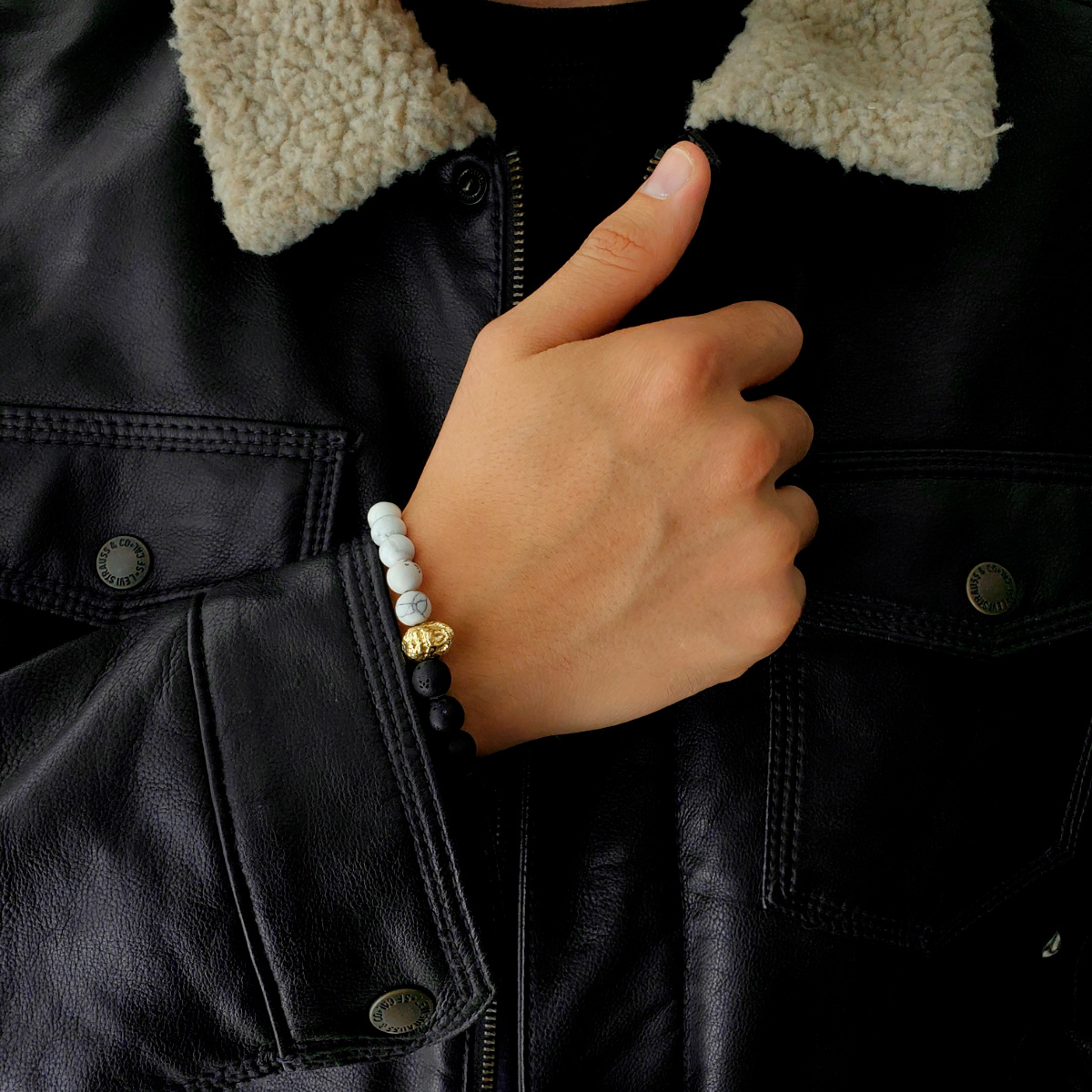 Pulsera hombre de gorila en chapa de oro de 14k con piedra volcánica y piedra howlita 