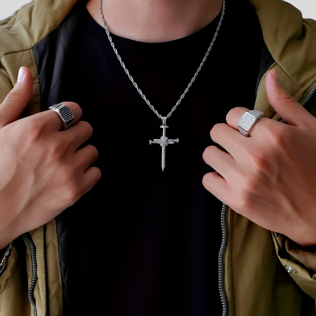 Cadena y cruz clavos de plata .925 hombre con baño de rodio y piedra zirconia. Incluye certificado