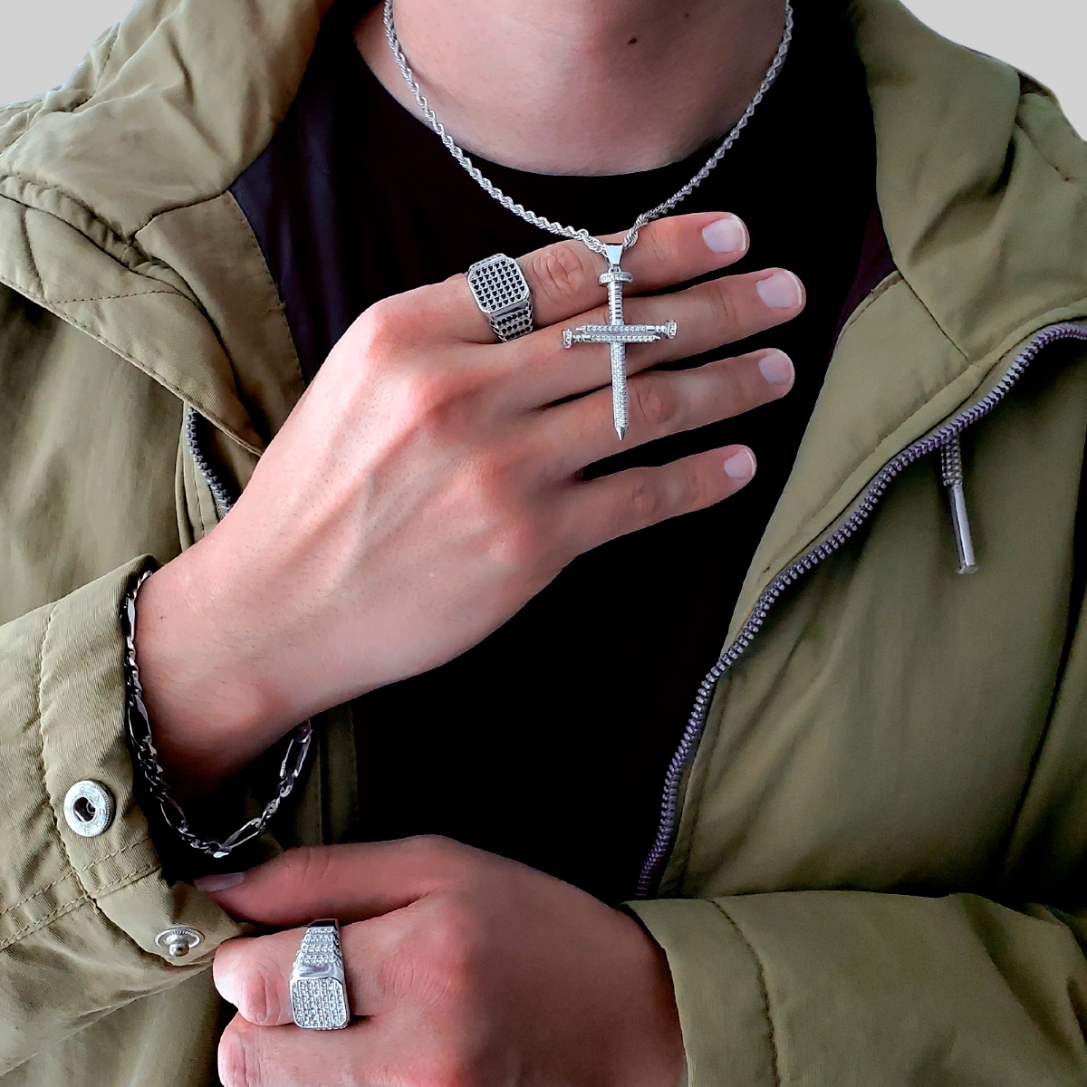Cadena y cruz de plata .925 para hombre con baño de rodio y piedra zirconia