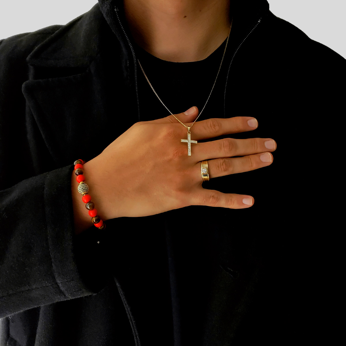 Pulsera roja hombre piedra ojo de tigre y esfera zirconia negra en chapa de oro de 14k