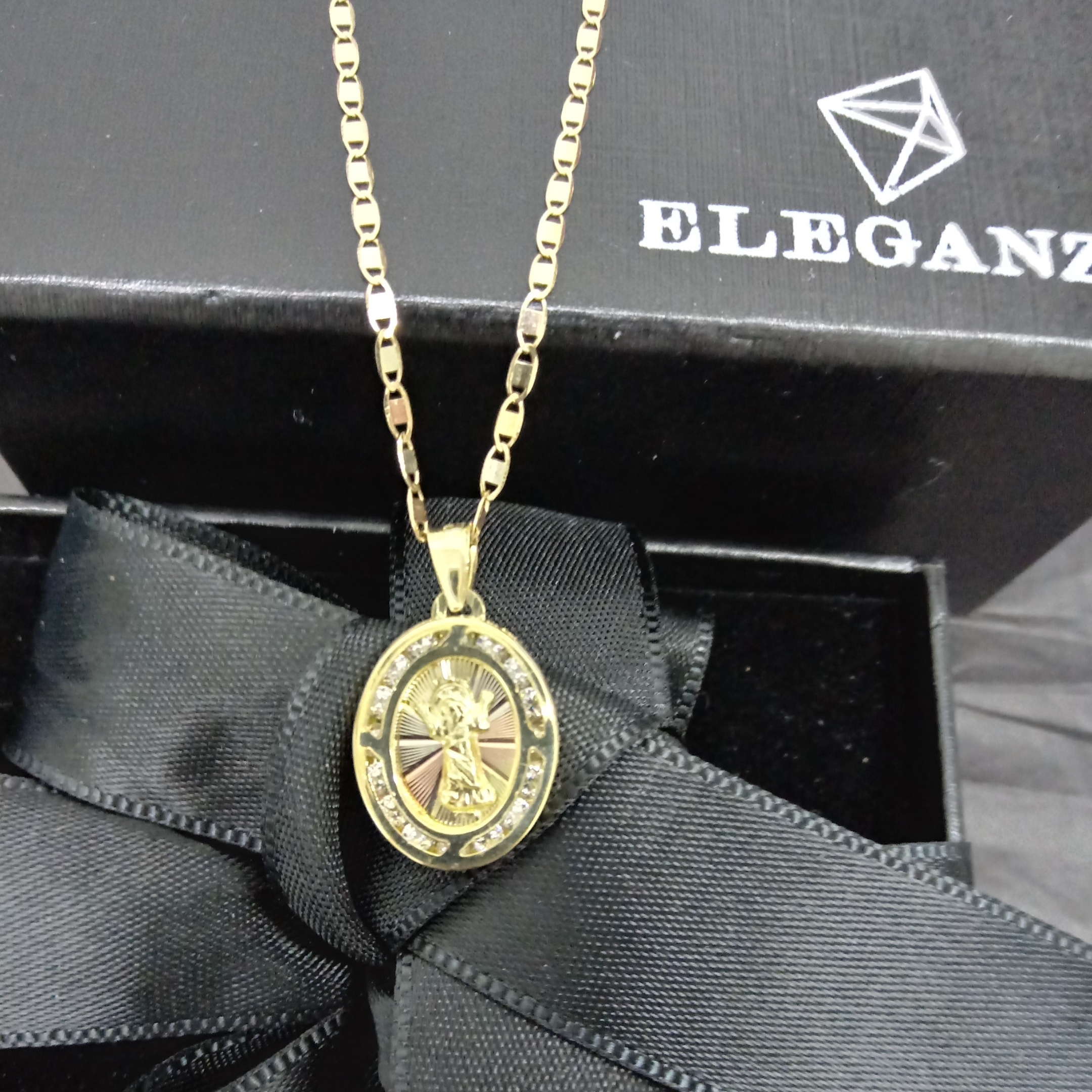 Medalla Divino Niño con cadena oro 10K 