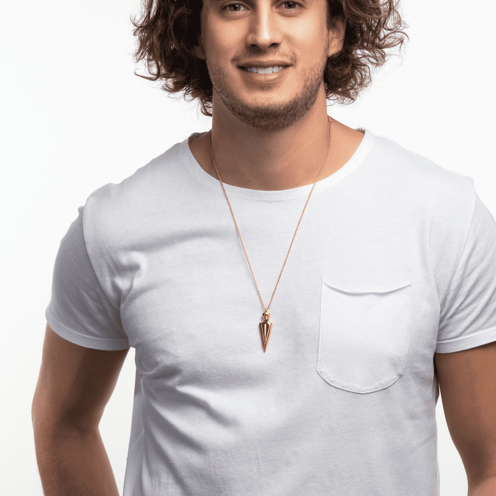 LUCKMAN Collar Hombre de Flecha , Cadena con Dije, Acero Inoxidable con Baño de Oro 18k - Modelo Lance