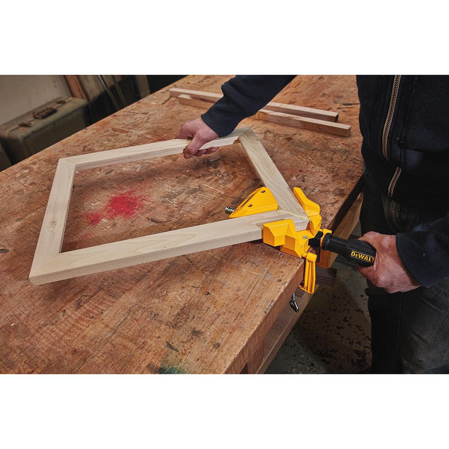Abrazadera de Esquina DeWalt con Abrazaderas para Mesa