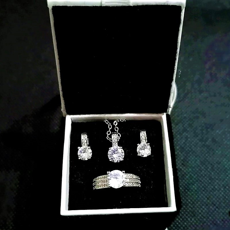 Set Destellos con Anillo Ajustable, Aretes, Dije y Cadena ADELSTEN en Chapa de Rodio y SWAROVSKI ELEMENTS INCLUYE DE REGALO ARETES DIAMOND Y CAJA PARA REGALO