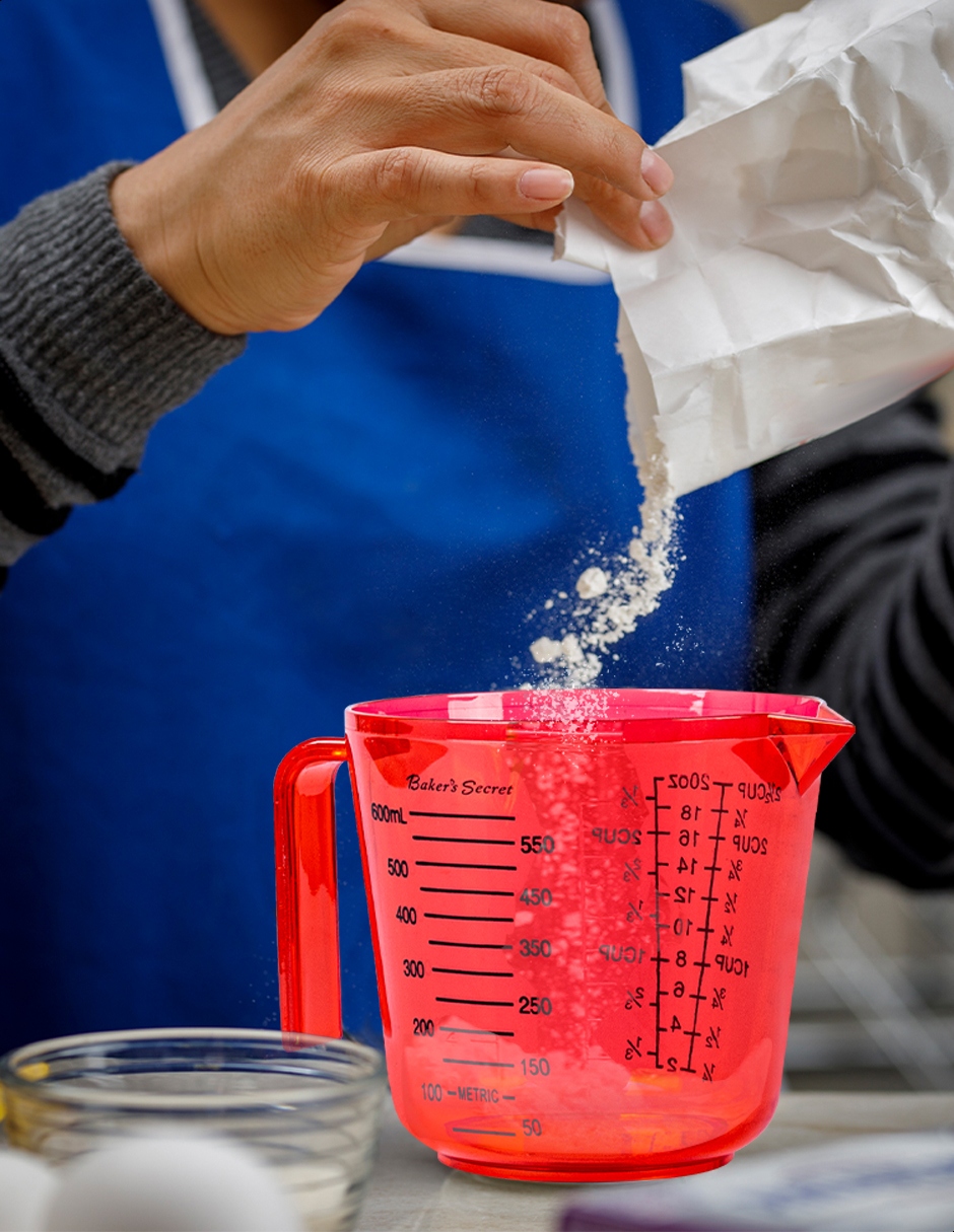 Taza medidora color rojo Kennedy, capacidad de 600 mililitros