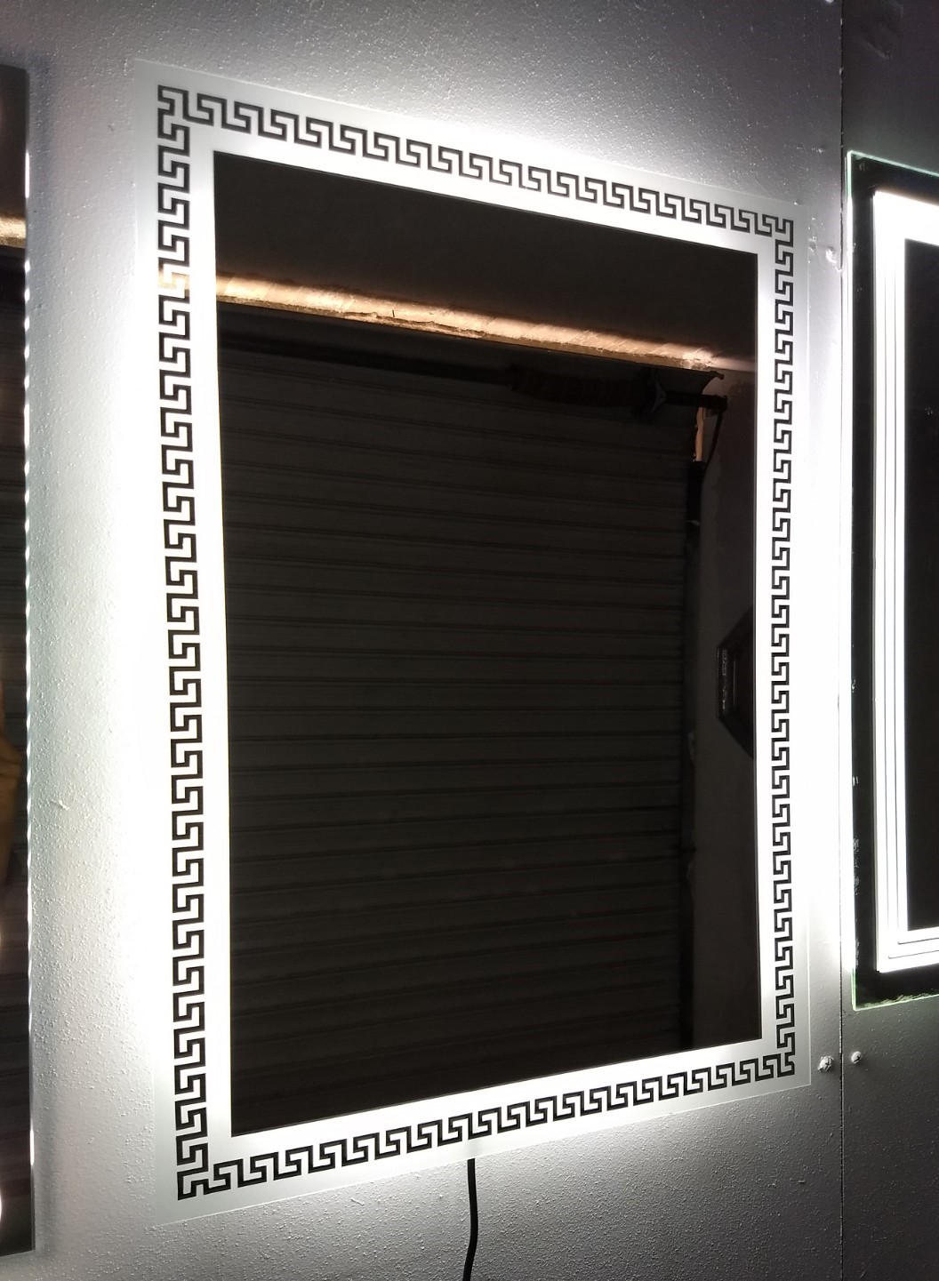 Espejo con iluminación led y decoración en el margen con interruptor de botón, moderno, elegante ideal para baño Casa Renueva, Cairo