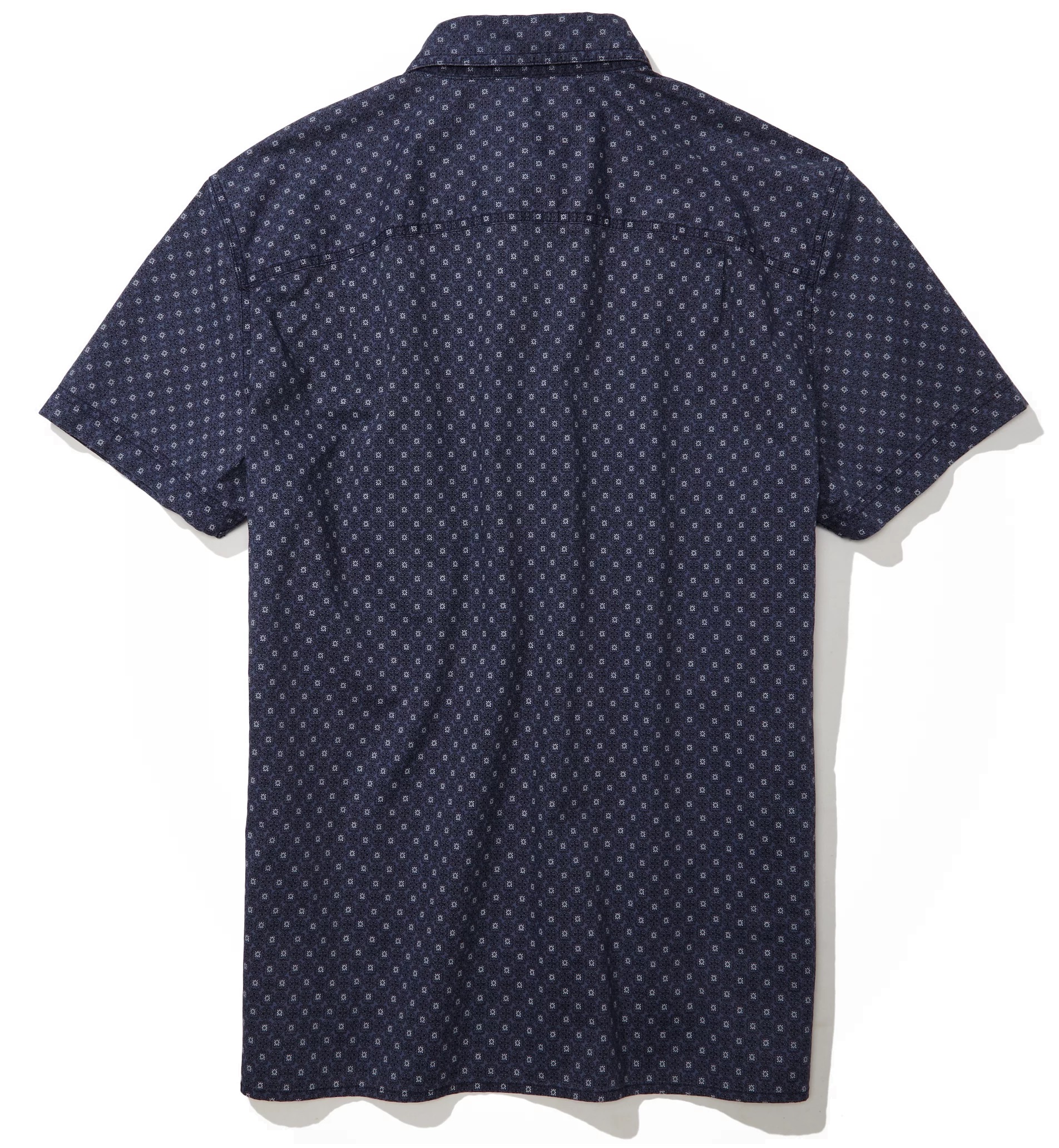 Camisa American Eagle estilo resort con lunares pequeños y botones