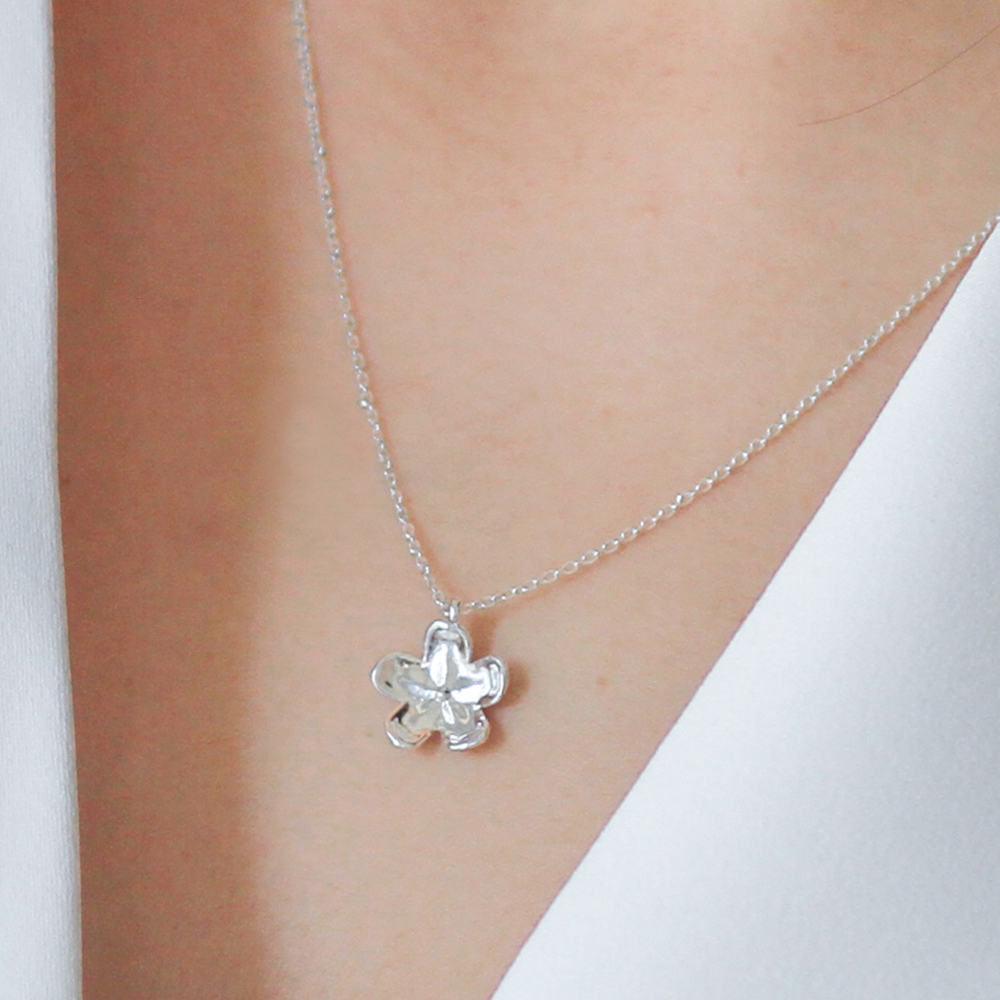 Dije flor de plata .925 y cadena, Colección Floral, Joyería para Mujer de Anante Joyería