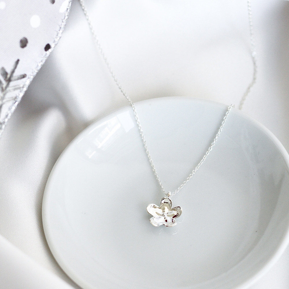 Dije flor de plata .925 y cadena, Colección Floral, Joyería para Mujer de Anante Joyería