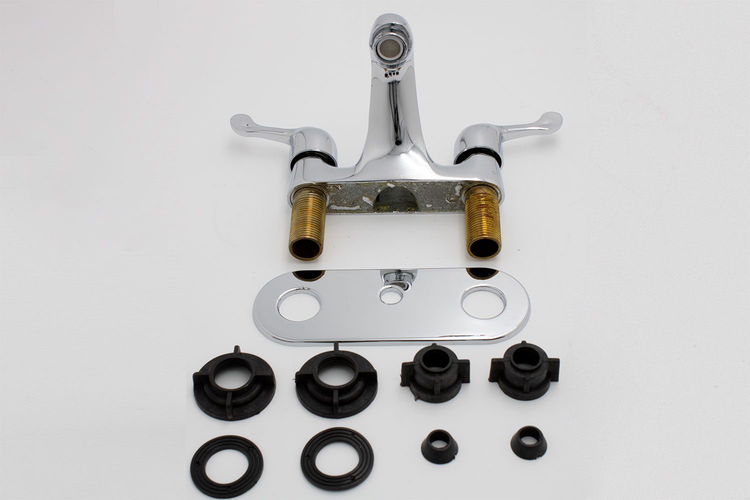 Llave Mezcladora Lavabo Cuerpo Latón Cuello Metal.