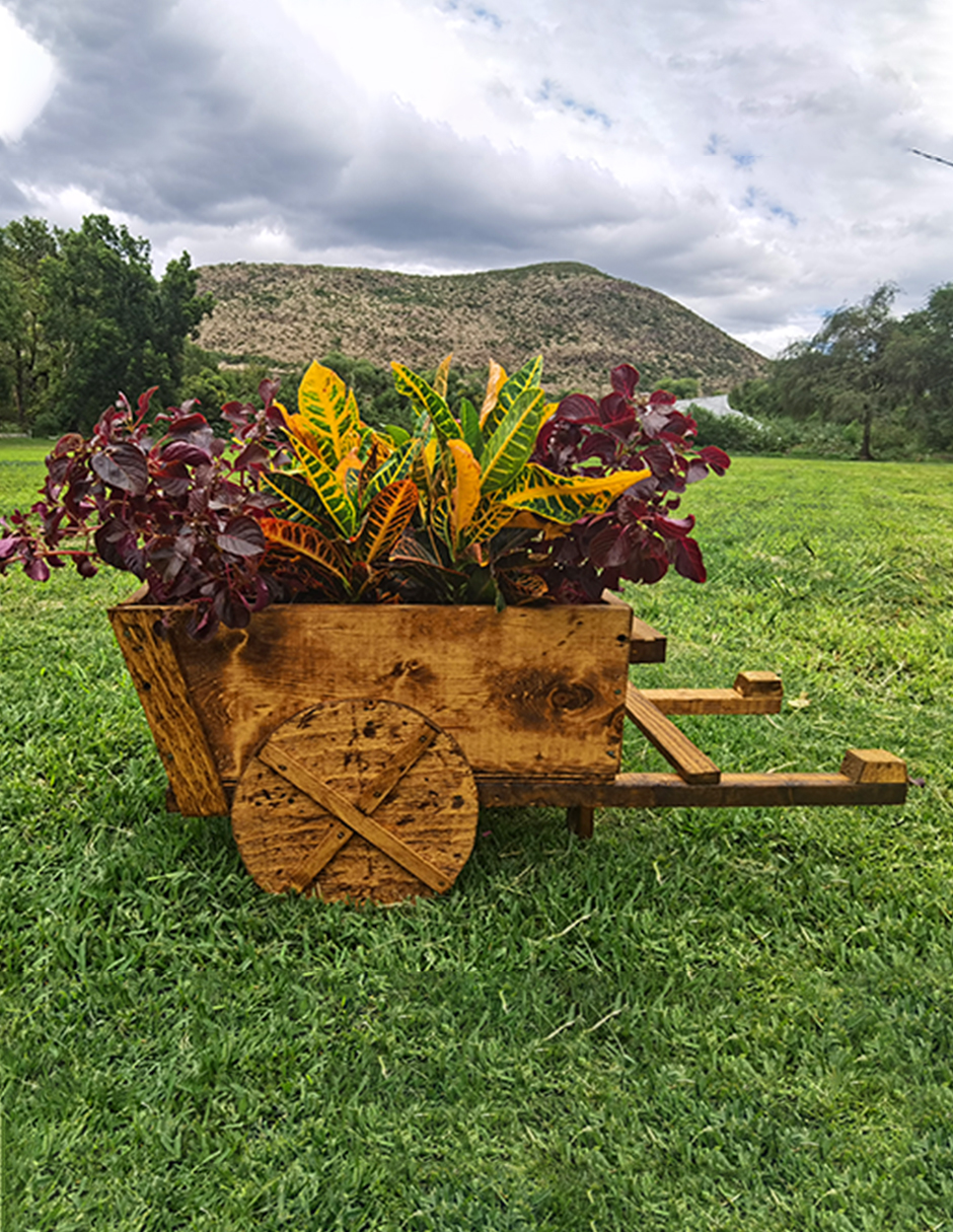 Maceta De Madera Tipo Jardinera De Carreta