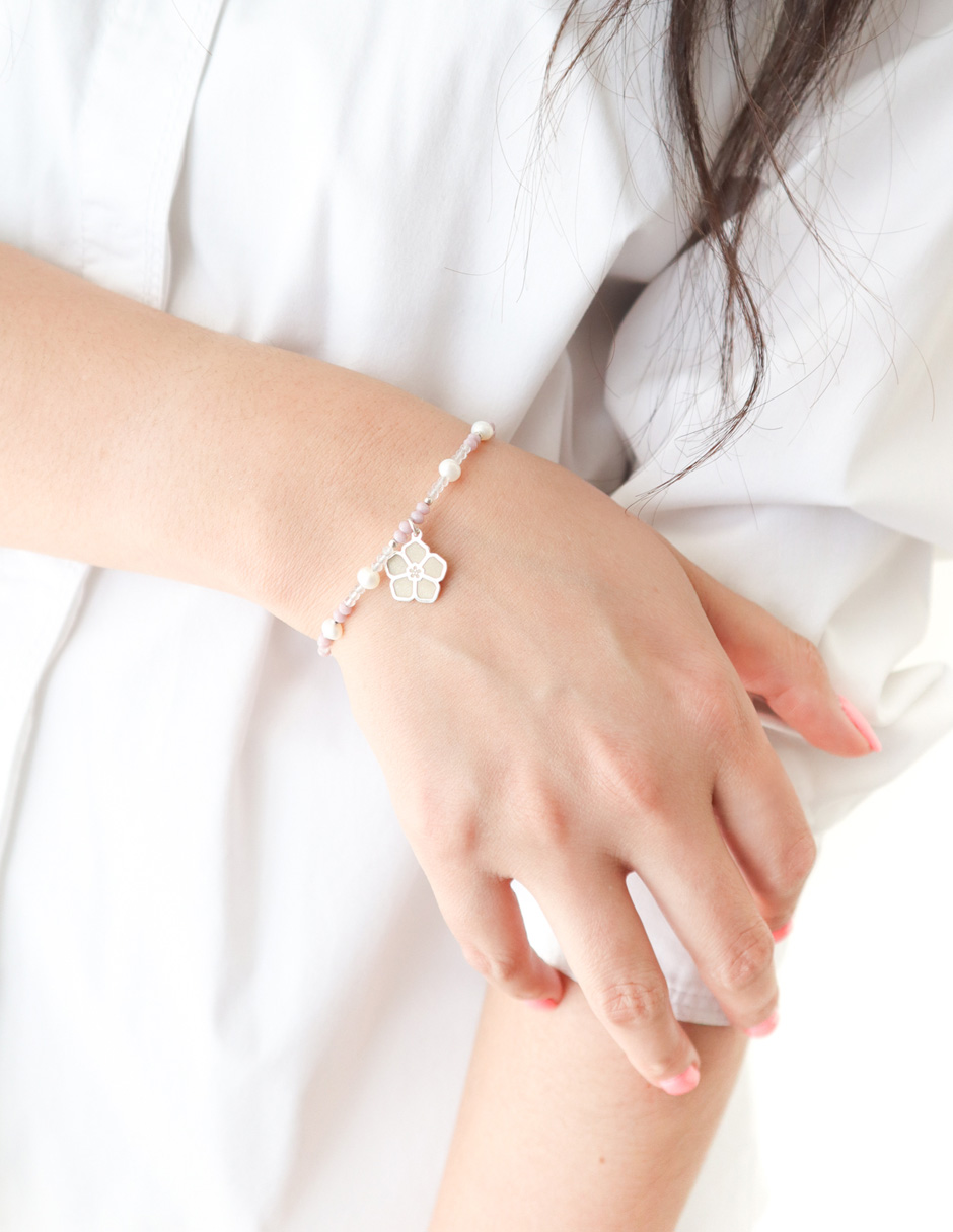 Pulsera de la Suerte Charm Petunia de Plata con Piedras Naturales y Perla Cultivada Por Anante Joyería