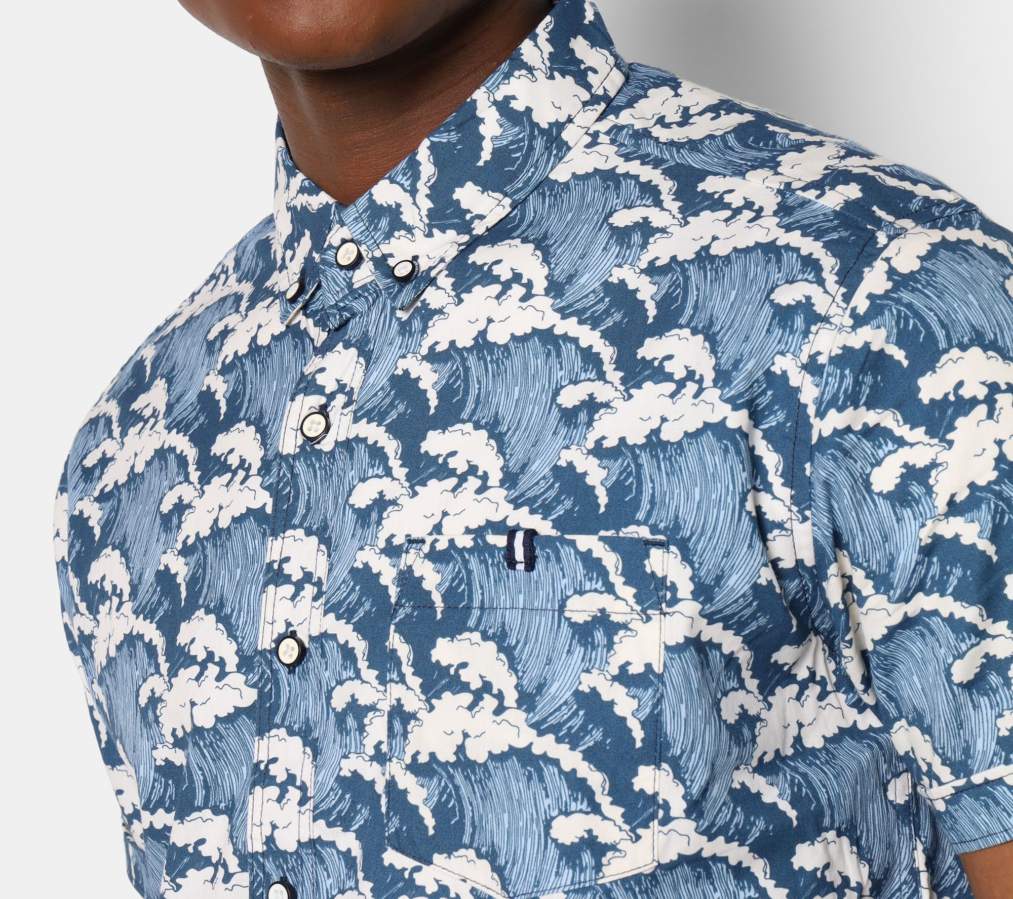 Camisa Manga Corta Stitches & Rivets - Estampado de olas
