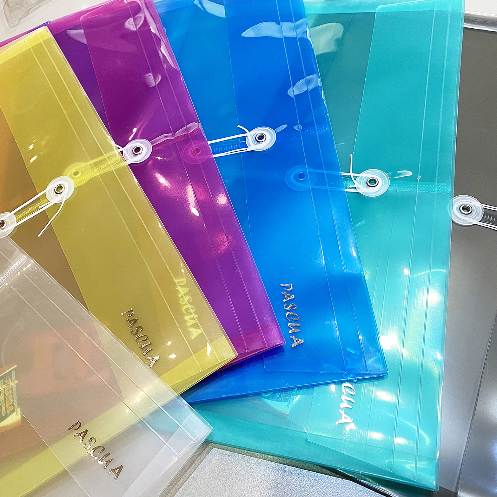 Sobre Plastico tamaño Oficio Vertical con hilo Color surtido 12 pzas