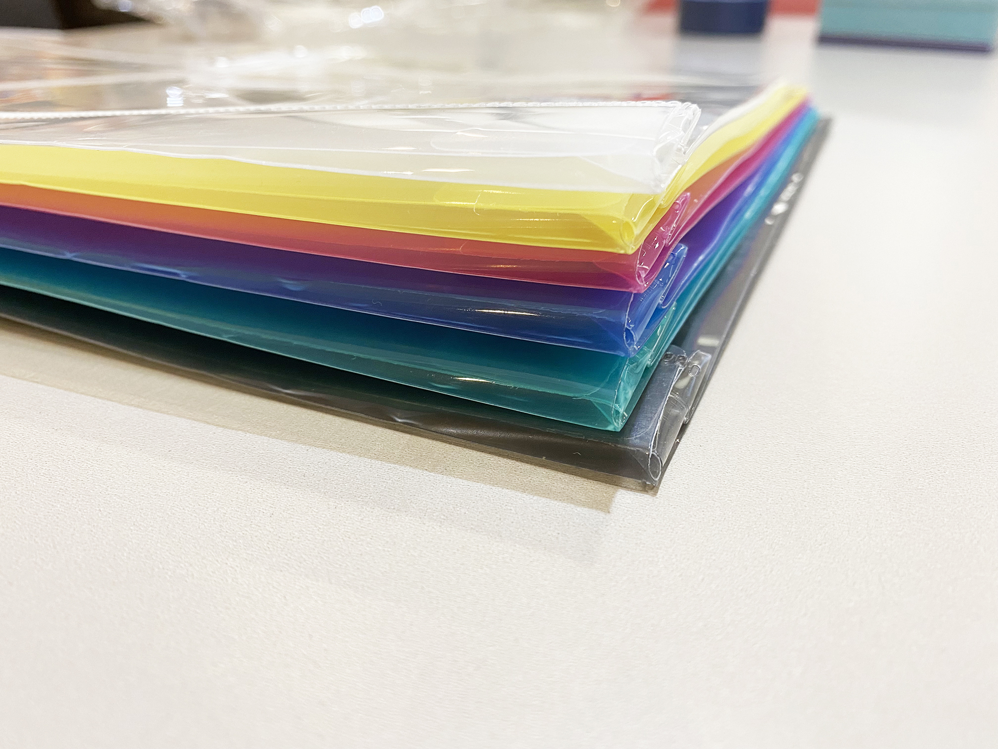 Sobre Plastico tamaño Oficio Vertical con hilo Color surtido 12 pzas