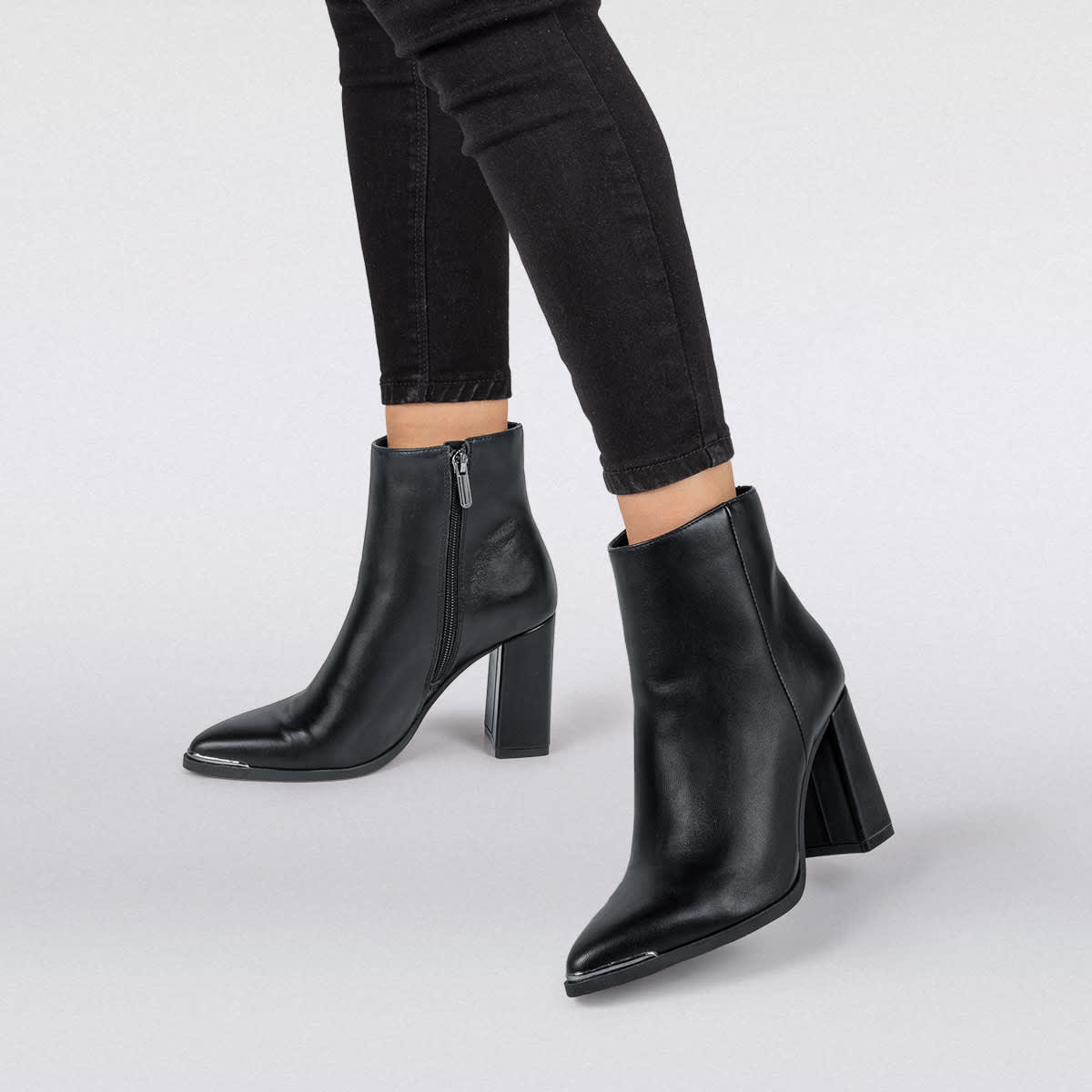 Botas cortas de vestir negras con horma puntal y placa en punta, marca Schatz, mod. 1044117