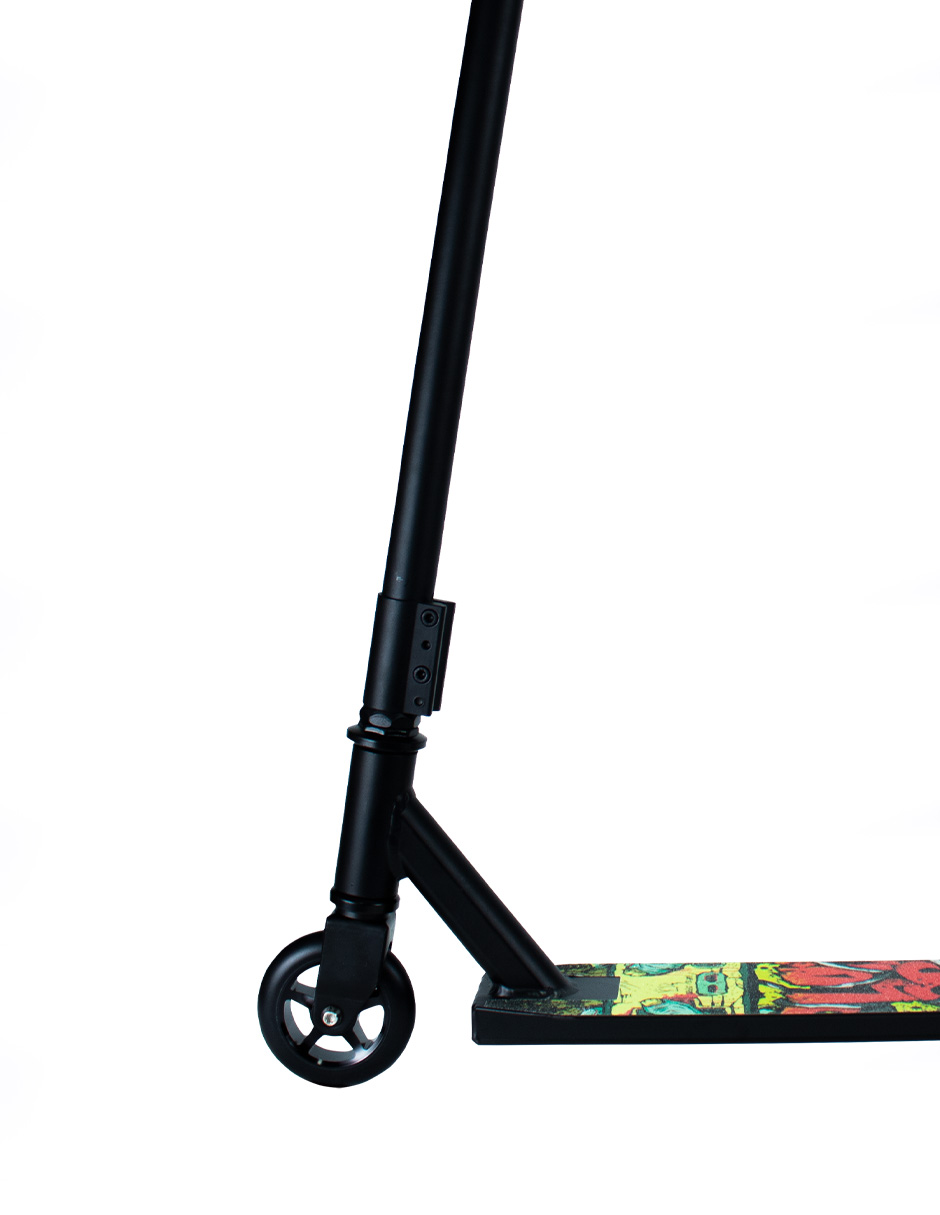 Scooter semiprofesional color negro para trucos en rampa modelo 230