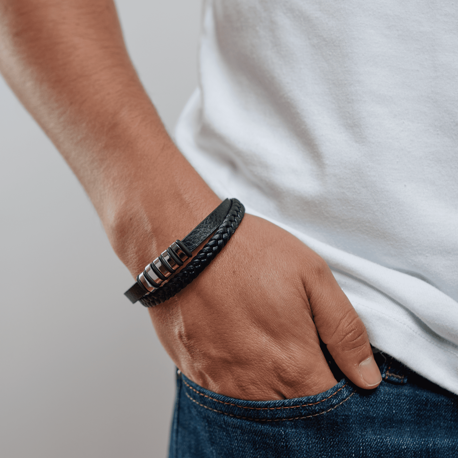 LUCKMAN Pulsera Hombre Acero Inoxidable Color Plata , Brazalete de Cuero Piel Vegana y Broche Magnético - Modelo Blake