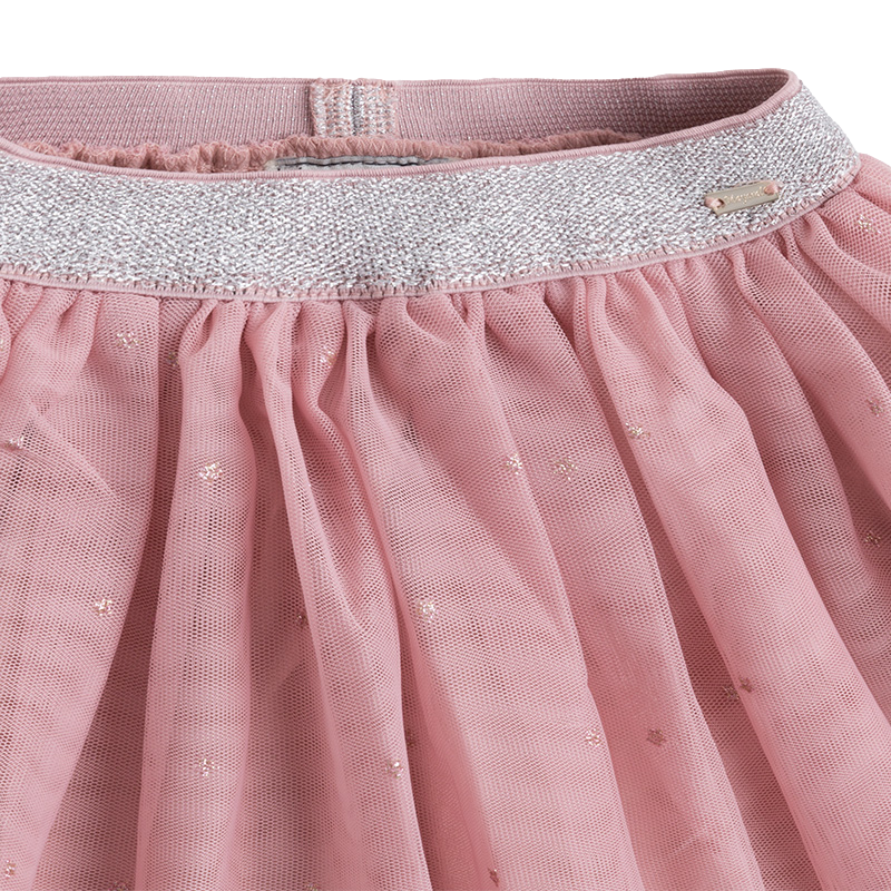 Conjunto camiseta con cuello semicisne y falda corta en tul marca Mayoral para niña