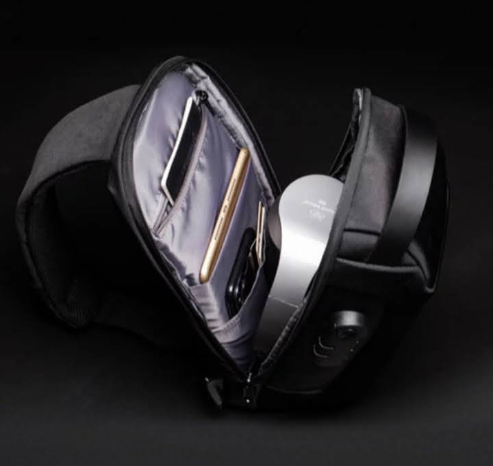 maleta pechera para hombre negra con candado e interfase USB marca weixier