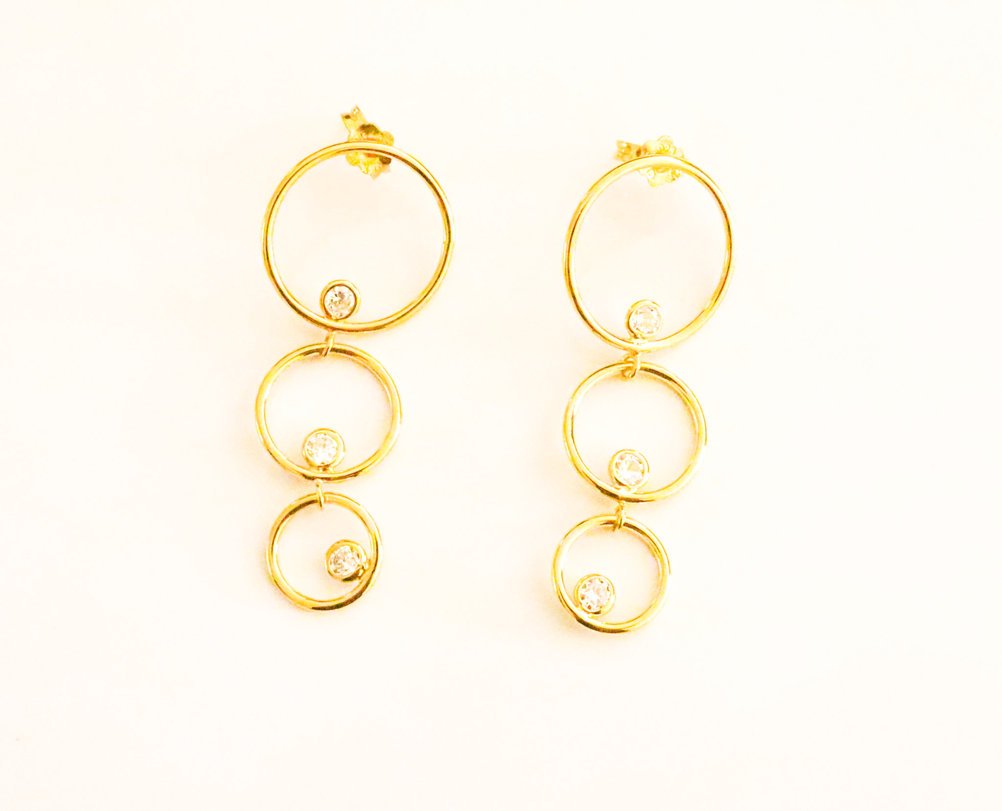 Aretes largos de plata en forma de 3 circulos con baño de oro de 24 k