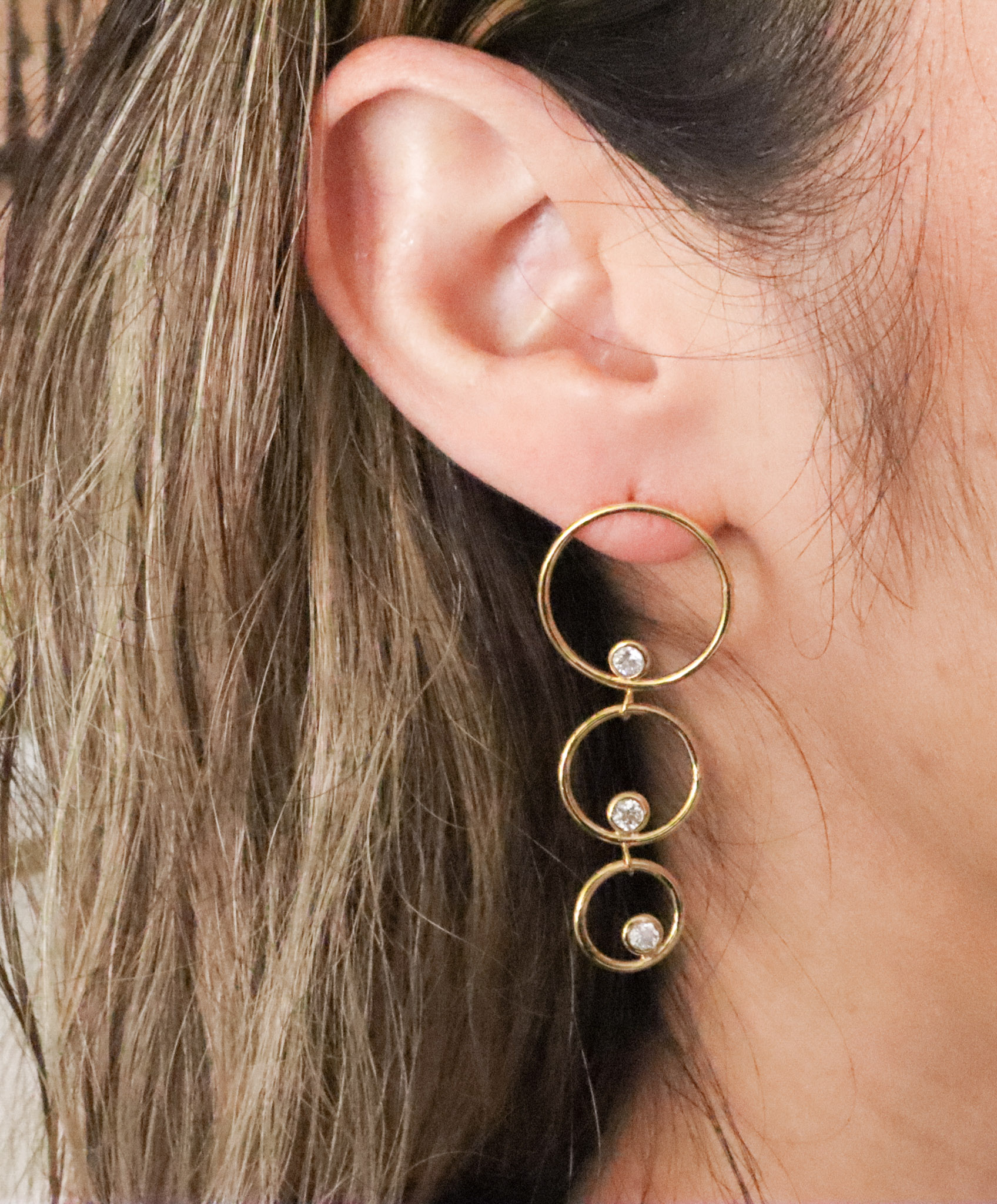Aretes largos de plata en forma de 3 circulos con baño de oro de 24 k