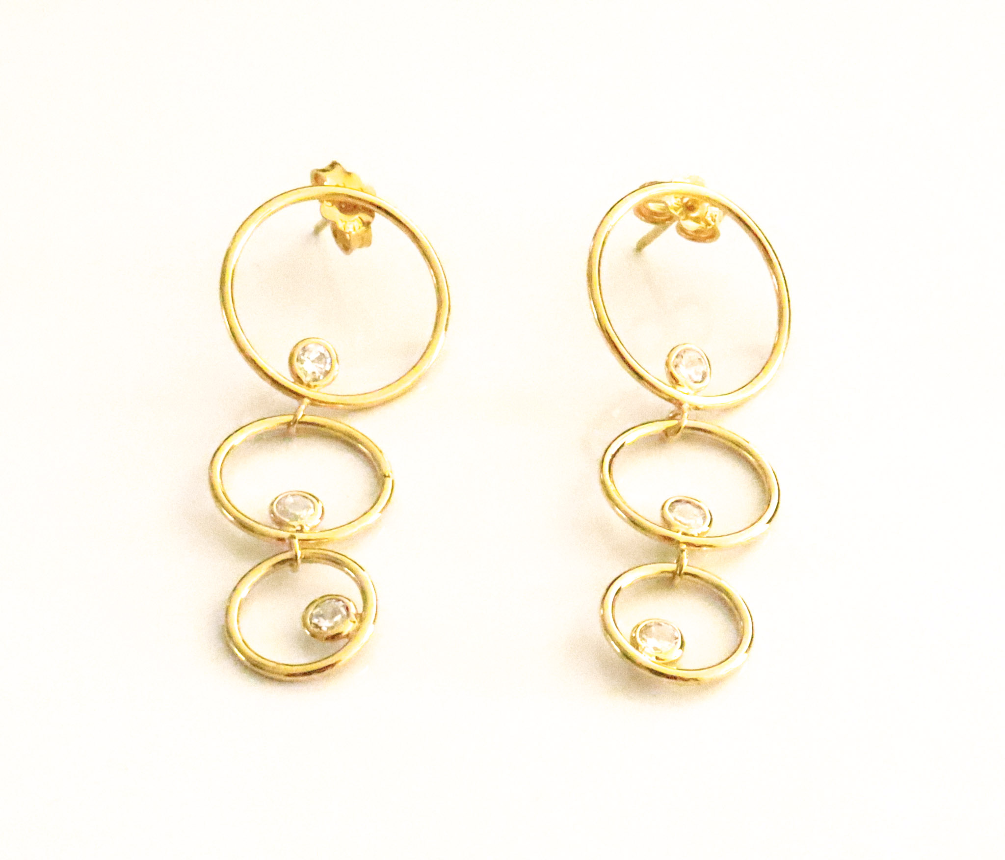 Aretes largos de plata en forma de 3 circulos con baño de oro de 24 k