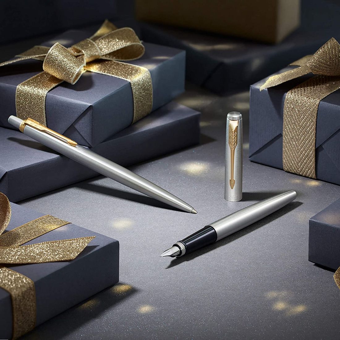 Pluma Estilográfica PARKER Jotter, Eje de Acero Inoxidable con Adornos Dorados, Tinta Azul