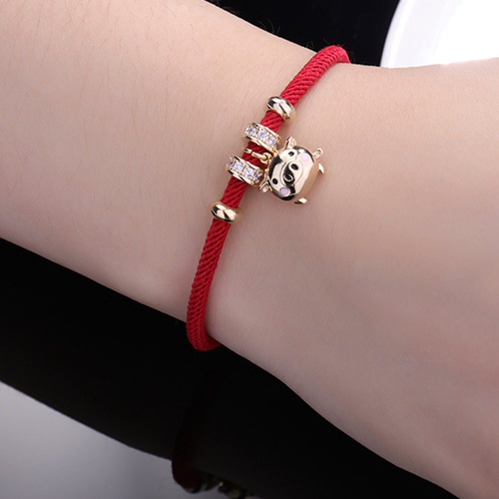 Pulsera De Cerdito Dorado Con Cuerda Roja