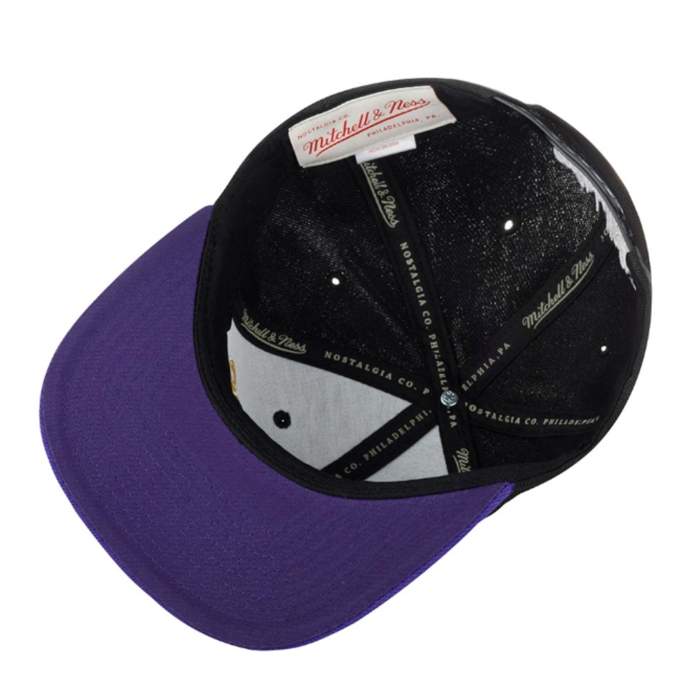 GORRA MITCHELL & NESS SNAPBACK LAKERS NEGRO-MORADO JS19078