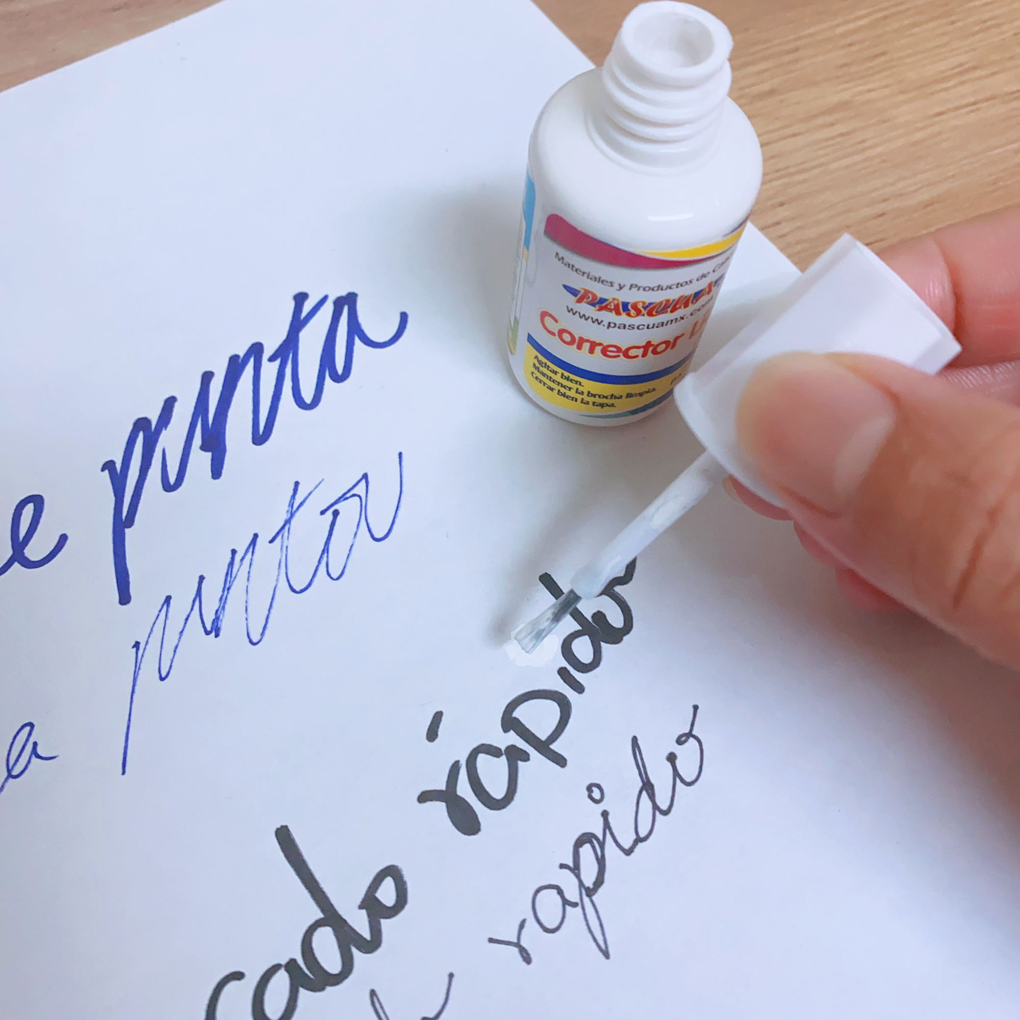 CORRECTOR LIQUIDO 20 ML FRASCO CON BROCHA SECADO RÁPIDO CAJA CON 12 PIEZAS