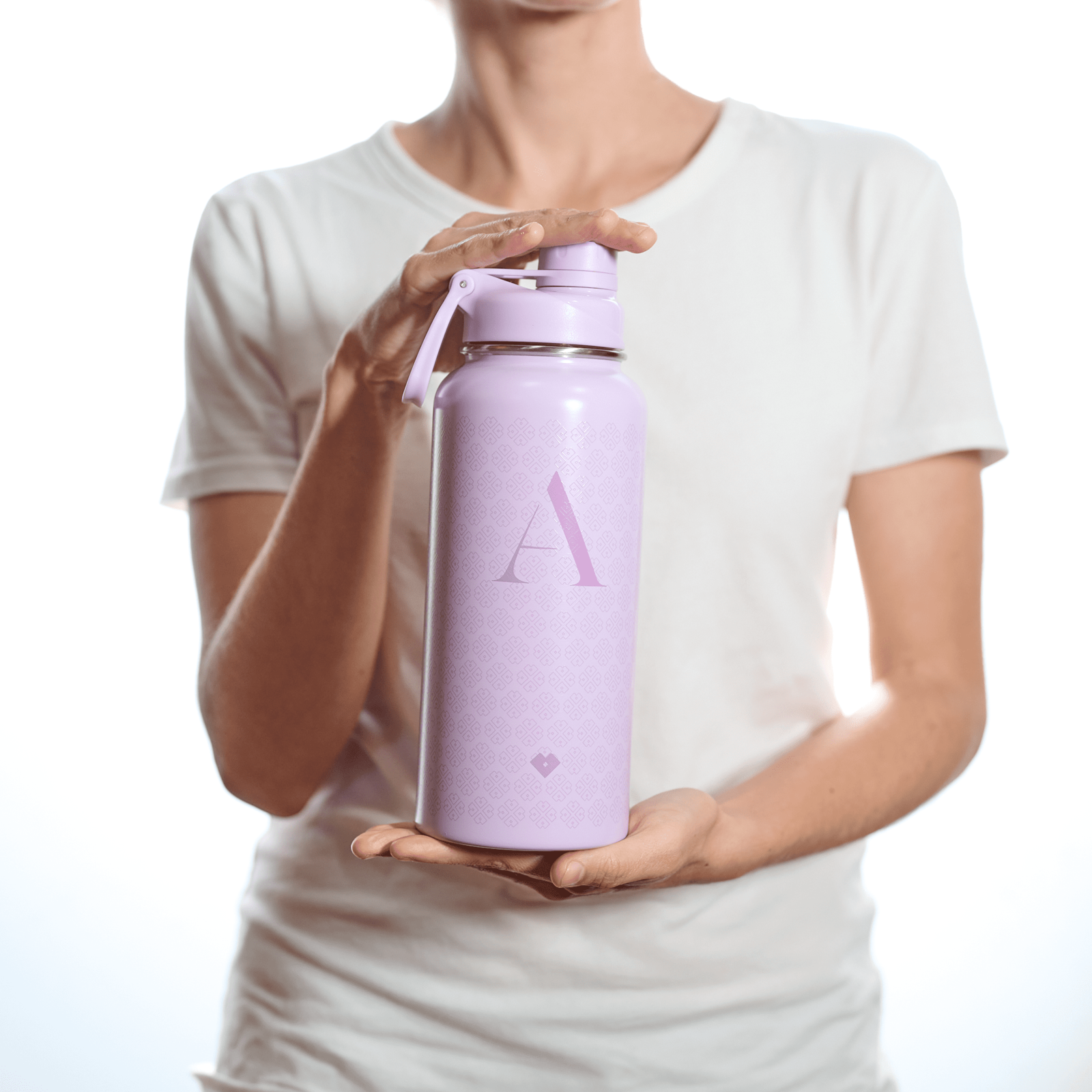 LuckyLy Termo de Acero Inoxidable Iniciales 1 Litro , Doble Aislamiento Térmico y Tapa Hermética Antigoteo, Botella de Agua Motivacional - Modelo Terry, Letra V