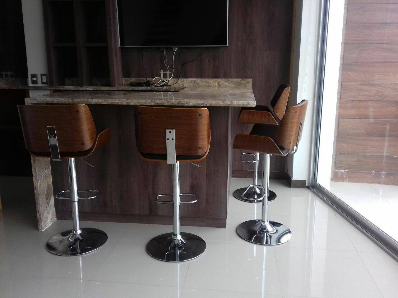 Banco Or1 Madera Ajustable Piston Grupo Microtec Barra Cocina Bar Restaurante pistón desayunador Hidraulico.