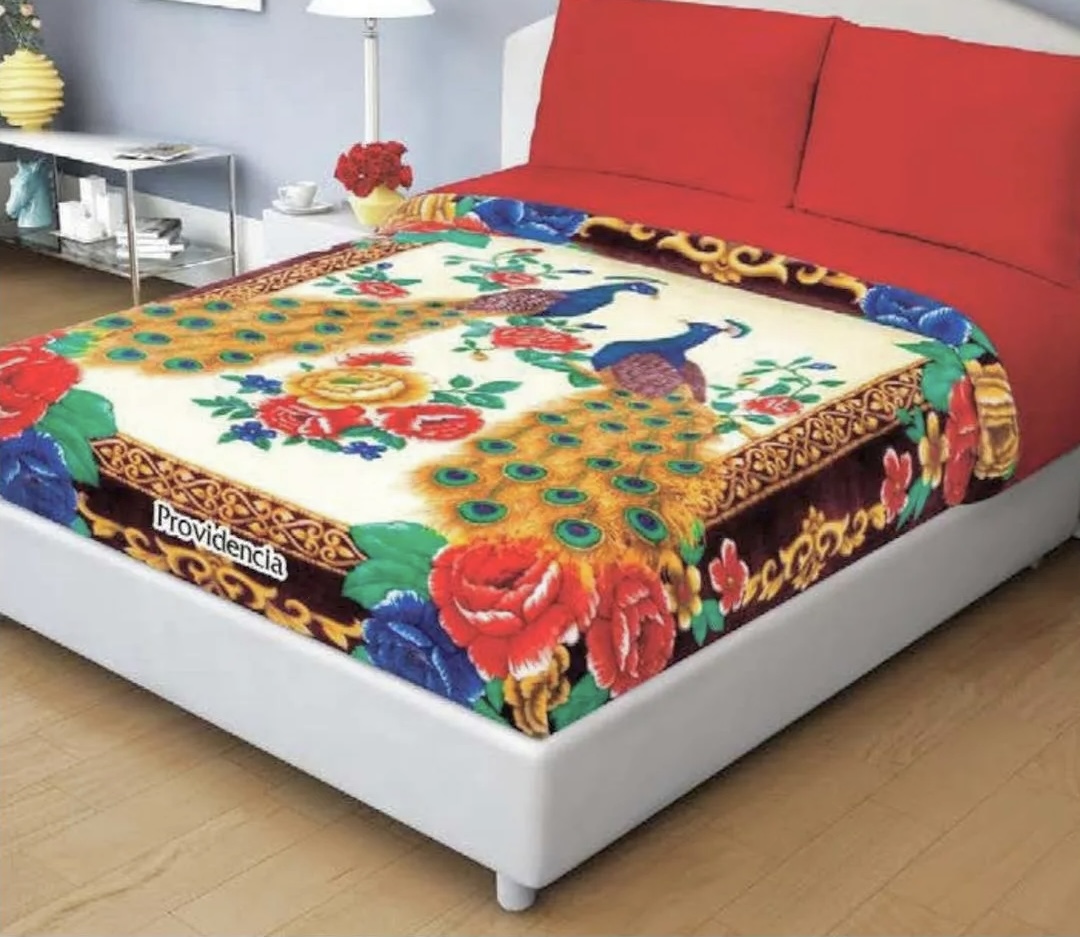 Cobertor Matrimonial de Pavo Reales Providencia Excel Raschel Calientito