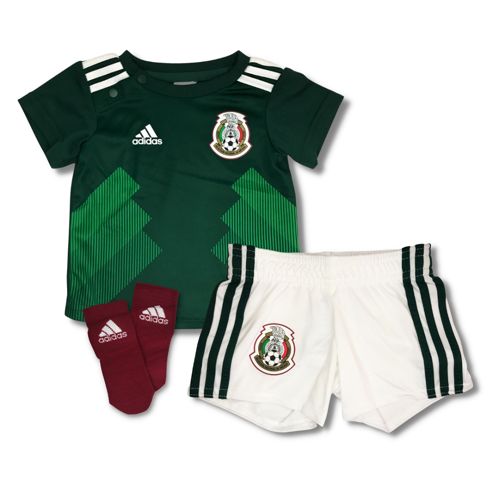 Conjunto Deportivo para bebé de la Selección Mexicana marca Adidas.
