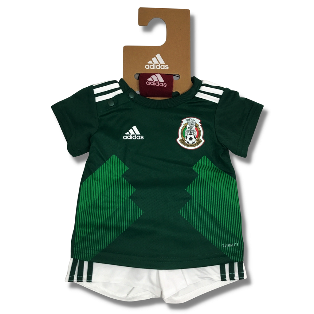 Conjunto Deportivo para bebé de la Selección Mexicana marca Adidas.