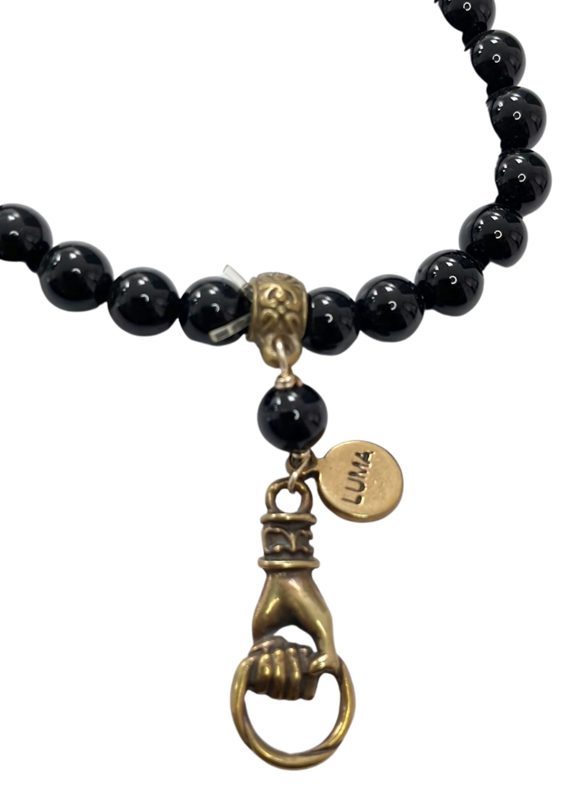 Pulsera Negra De Ágatas Con Dije Metalico De Mano Luma