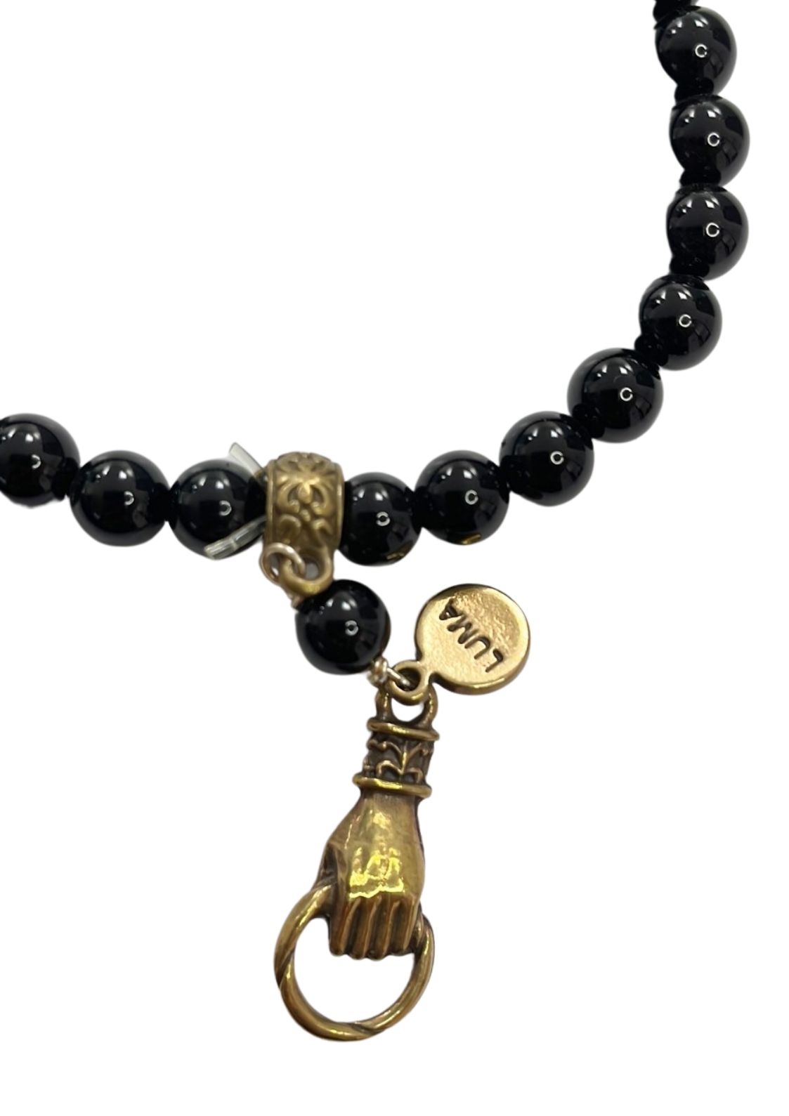 Pulsera Negra De Ágatas Con Dije Metalico De Mano Luma