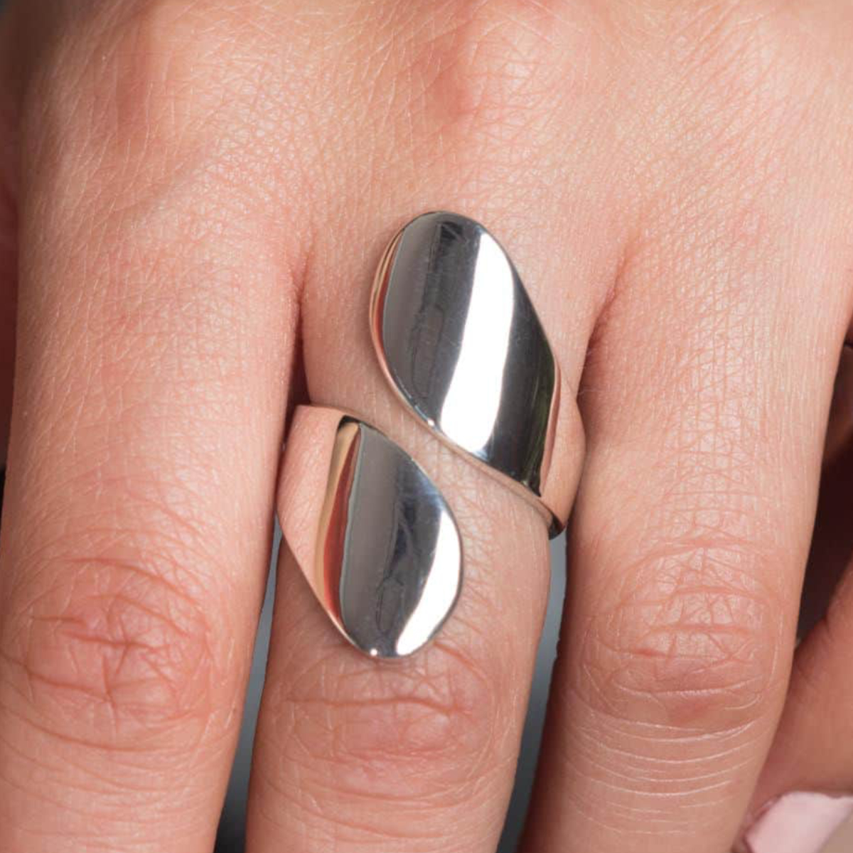 Anillo ajustable diseño dos hojas liso de plata ley .925 certificada