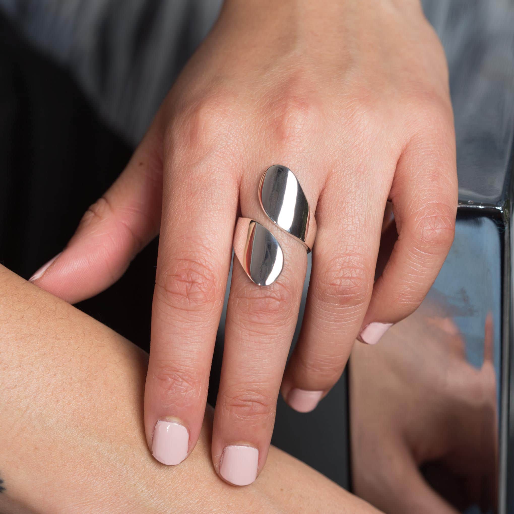 Anillo ajustable diseño dos hojas liso de plata ley .925 certificada