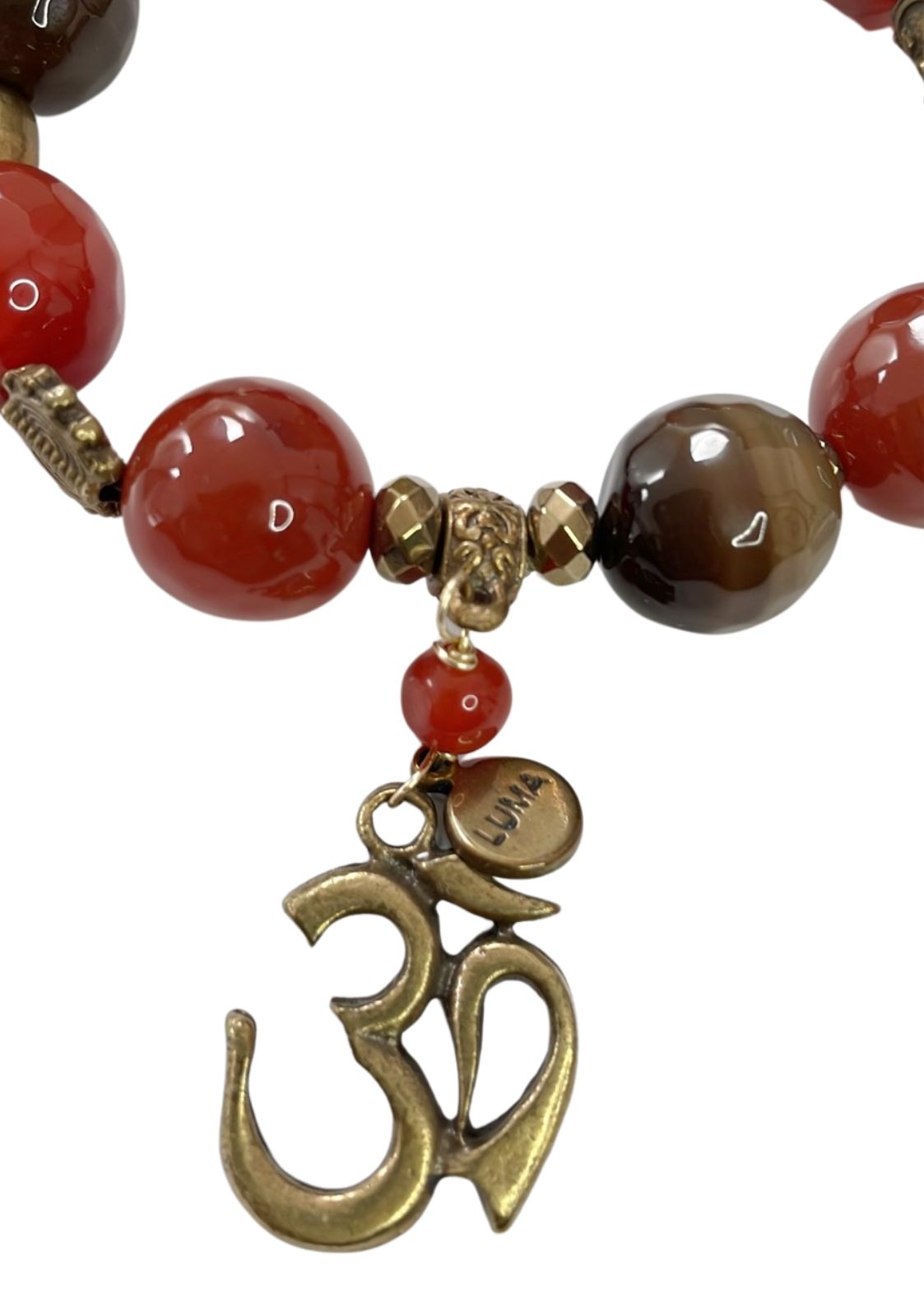 Pulsera Café De Ágatas Con Dije Metalico De Om Elastica Luma