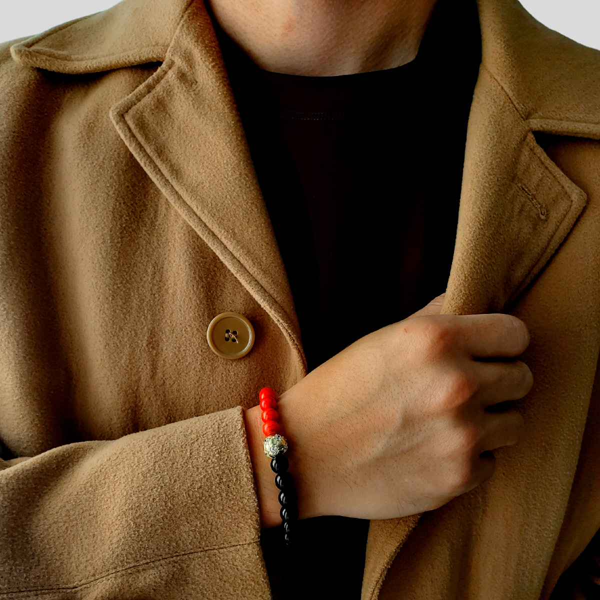 Pulsera balón de fútbol rojinegra con ónix brillante y piedra roja. Incluye caja de regalo.