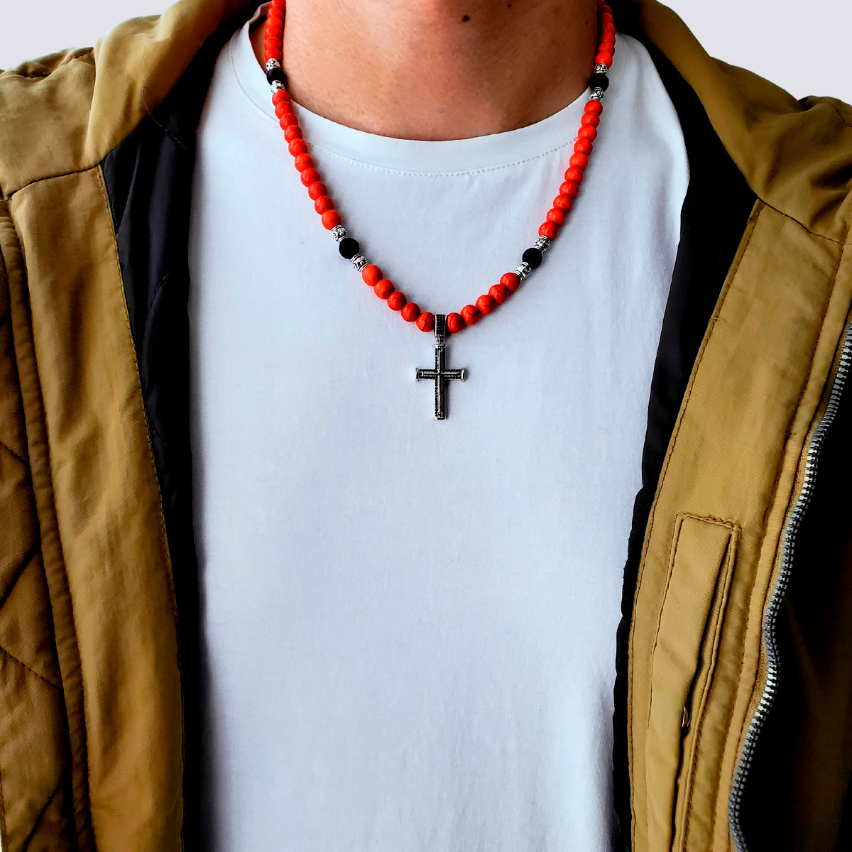 Collar de piedra roja y ónix mate, con cruz de plata y zirconia negra. Collar Ajustable. Incluye caja de regalo.