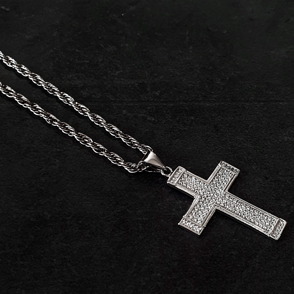 Cadena torzal y cruz de plata 925 con piedra zirconia y baño de rodio. Incluye caja de regalo