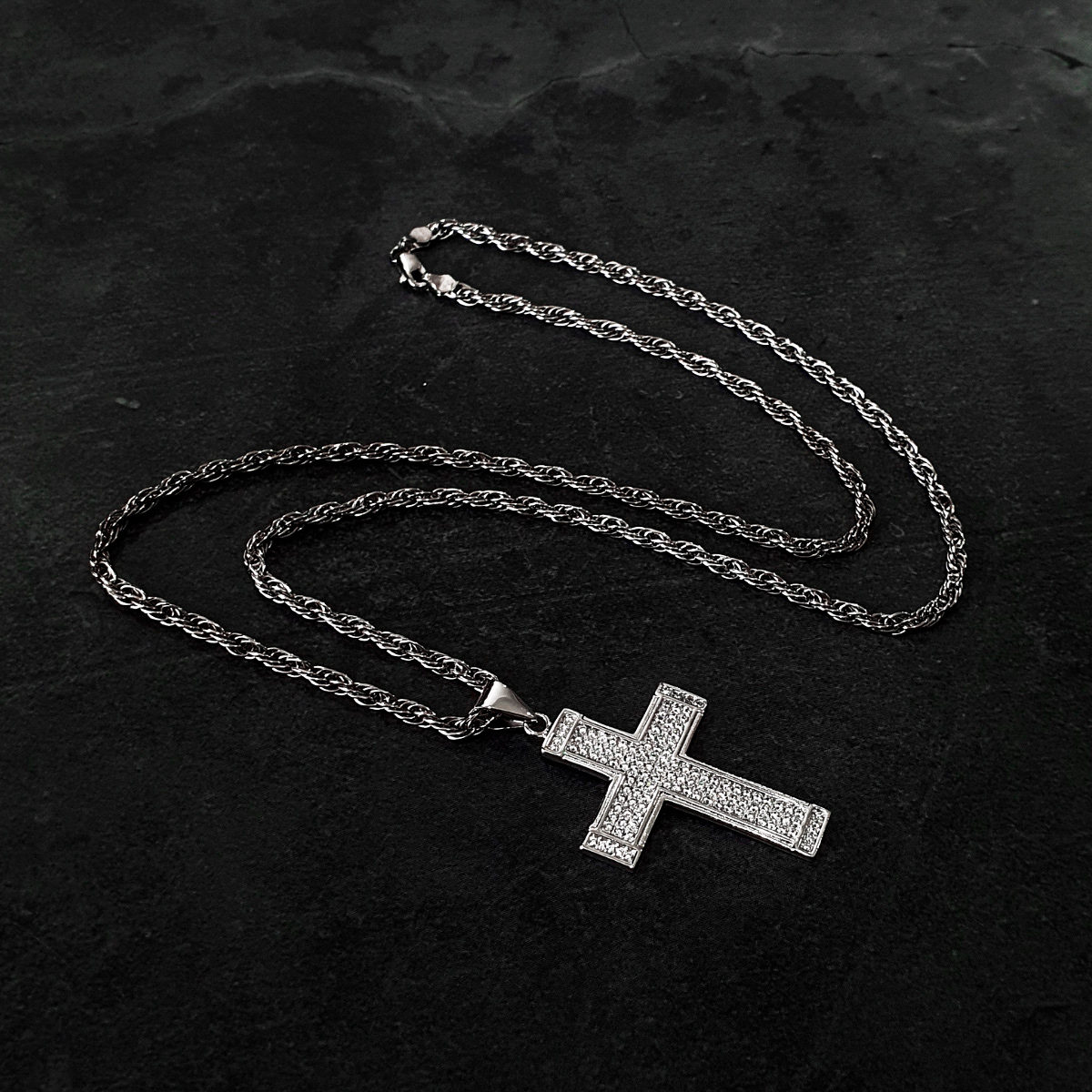 Cadena torzal y cruz de plata 925 con piedra zirconia y baño de rodio. Incluye caja de regalo