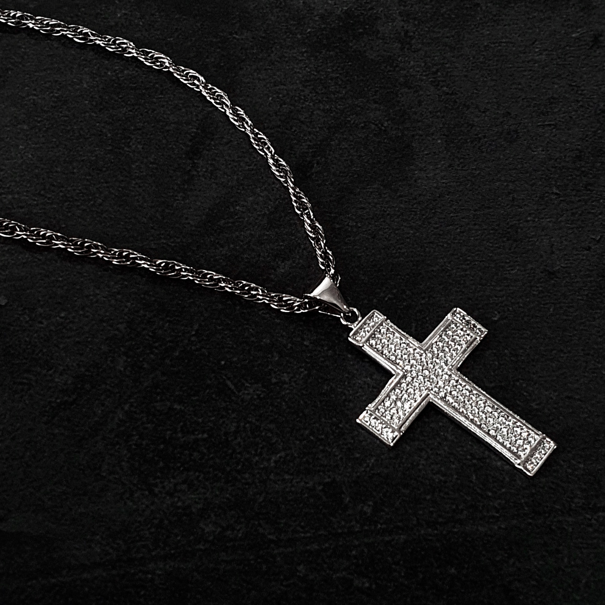 Cadena torzal y cruz de plata 925 con piedra zirconia y baño de rodio. Incluye caja de regalo