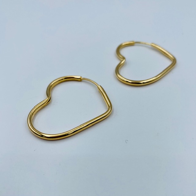 Aretes tipo Arracadas en Forma de Corazón- Baño de oro 18K- Dorada