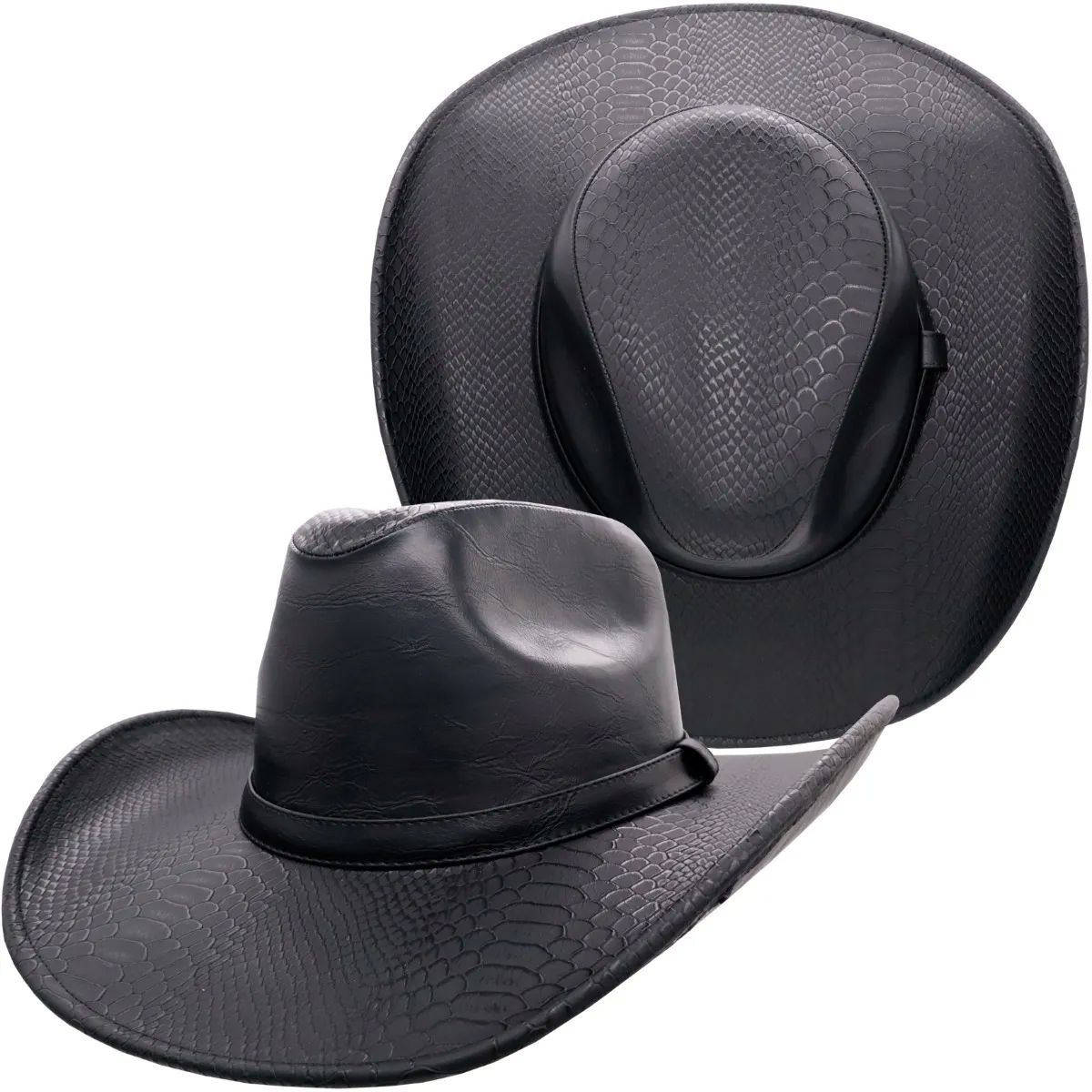 Una mujer con un sombrero de vaquero negro se para frente a un automóvil  con un sombrero negro y un sombrero de vaquero negro.